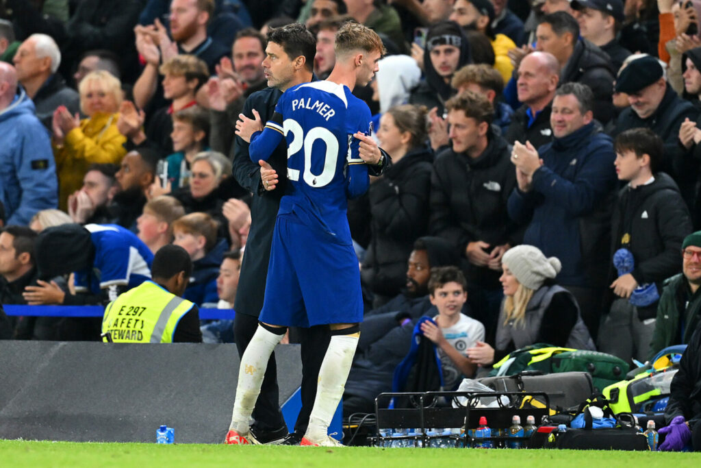 Chelsea-Trainer Mauricio Pochettino umarmt Cole Palmer nach seiner Auswechslung.
