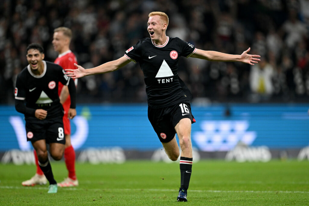 Hugo Larsson bejubelt seinen Treffer zum 1:0 für Eintracht Frankfurt
