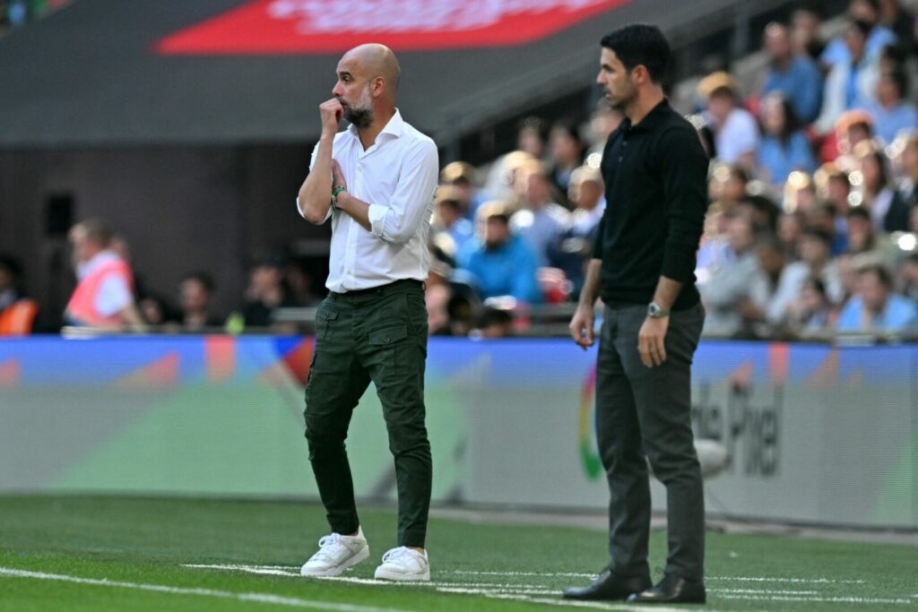 Pep Guardiola und Mikel Arteta stehen beim Supercup zwischen Manchester City und Arsenal an der Seitenlinie.