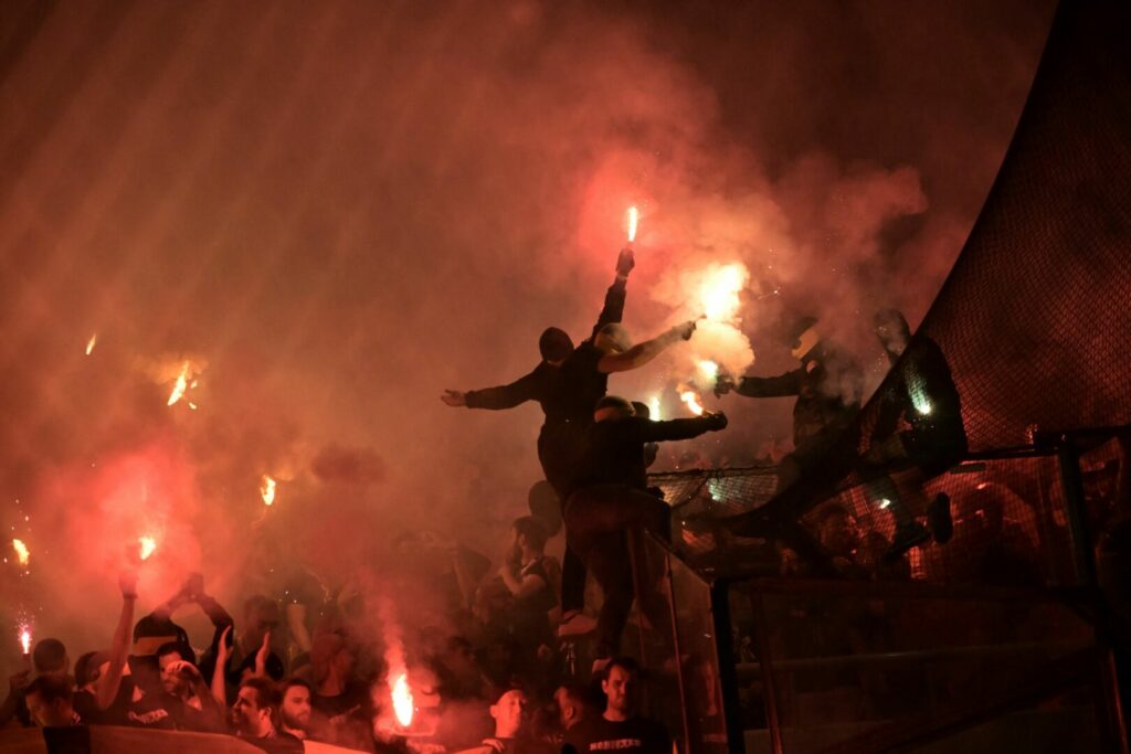Das Spitzenspiel zwischen Olympiakos und Panathinaikos wurde aufgrund eines Feuerwerkskörpers, der einen Spieler traf, abgebrochen.