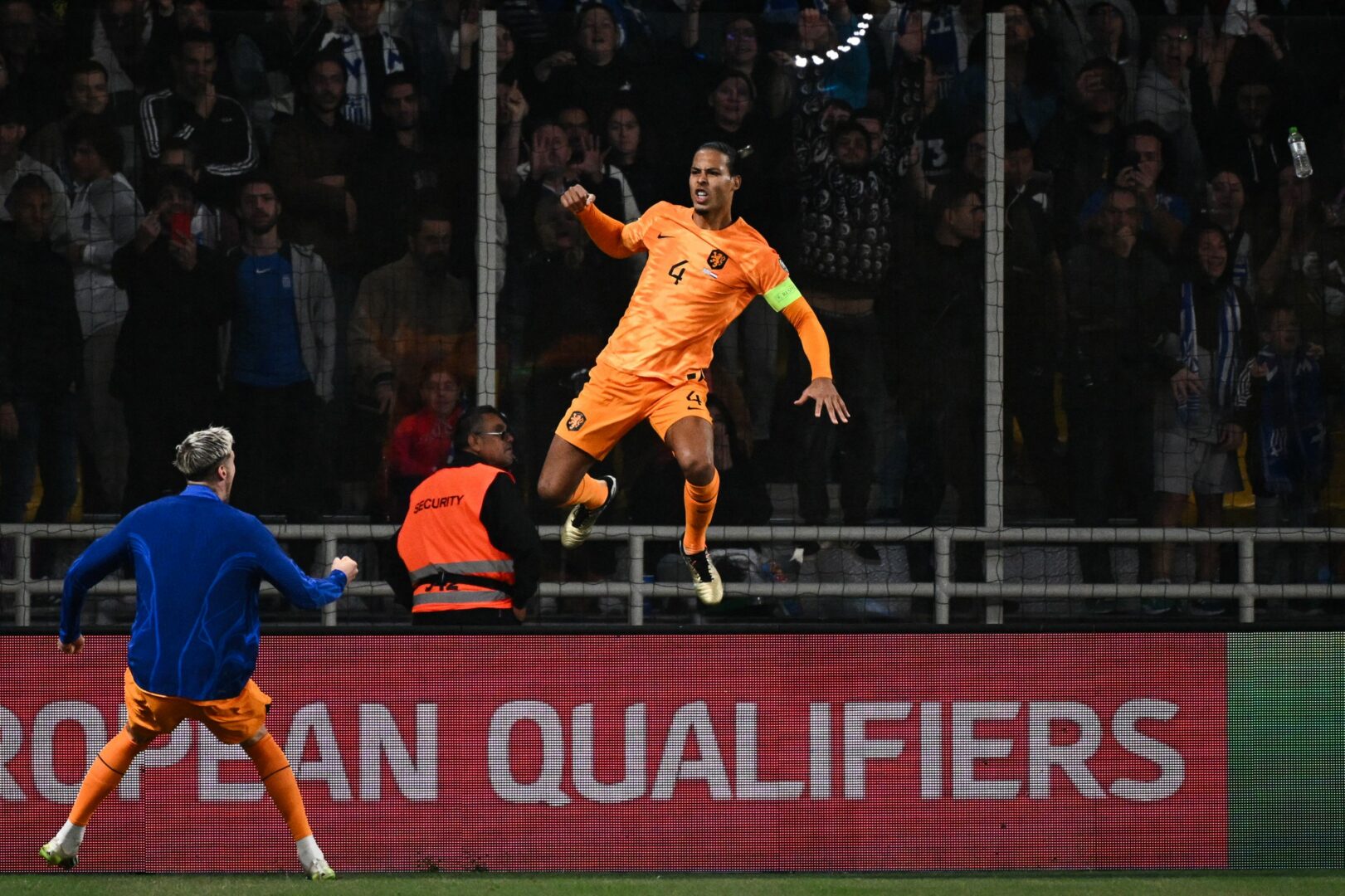 EM-Quali: Van Dijk rettet die Niederlande.