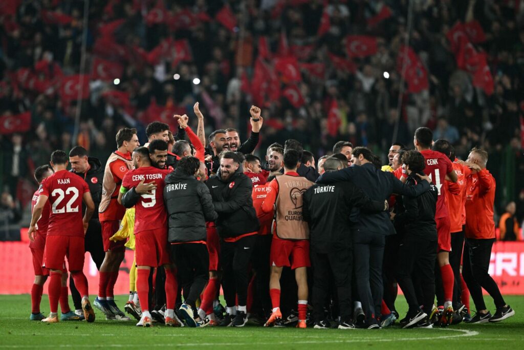 Die Spieler der Türkei bejubeln die Qualifikation für die EM 2024 in Deutschland.