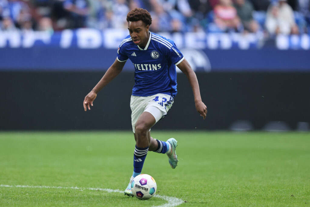 Assan Ouedraogo im Trikot des FC Schalke 04.