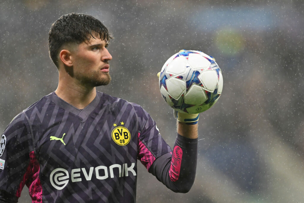 Gregor Kobel hält einen Ball fest.