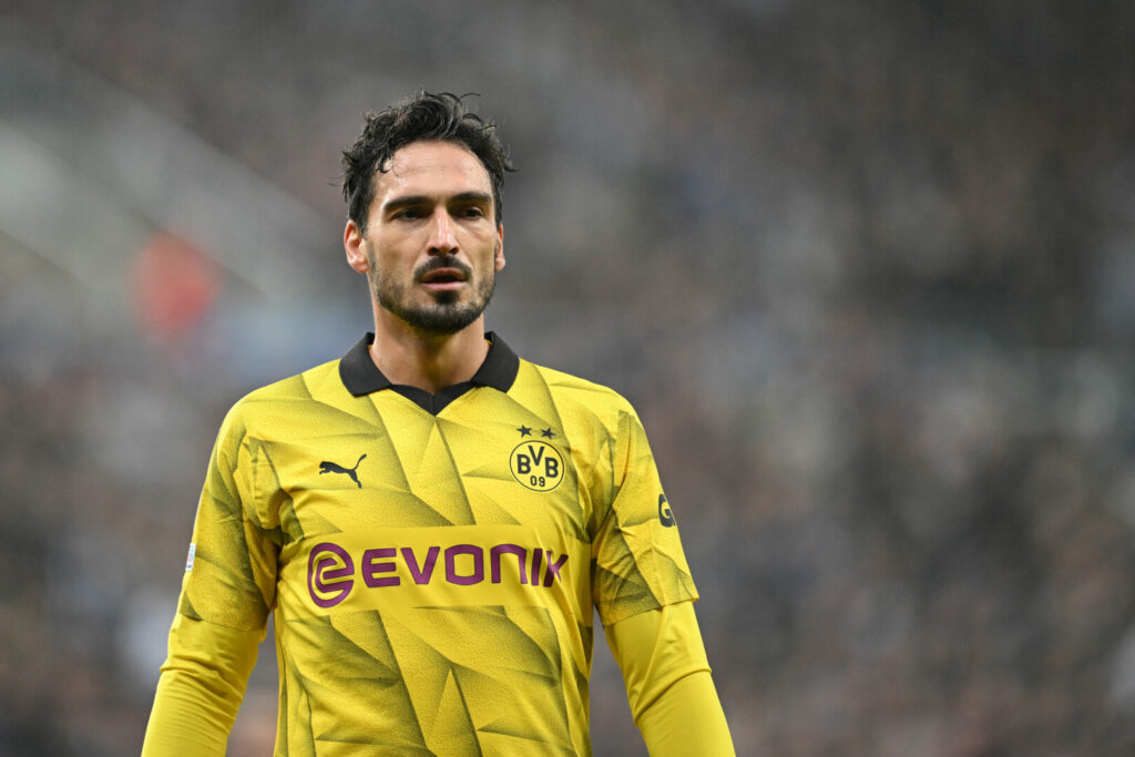 Mats Hummels hadert wieder einmal mit der Handspielregel.