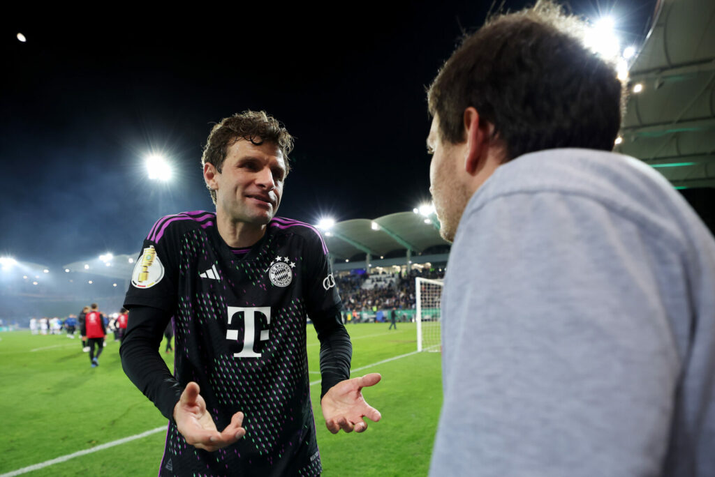 Thomas Müller stellt sich nach dem Pokalaus den Fans.