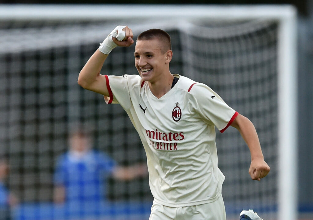 Mit 15 Jahren steht Francesco Camarda erstmals im Kader der AC Mailand.