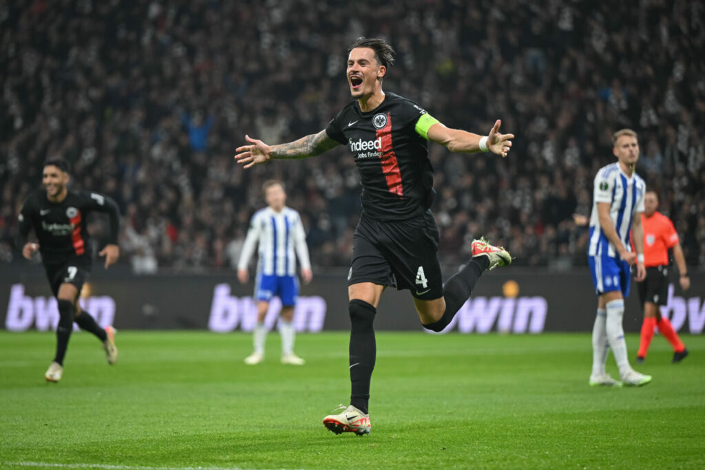 Robin Koch bejubelt einen Treffer für Eintracht Frankfurt.
