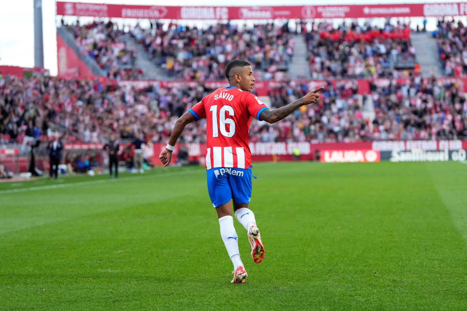 Senkrechtstarter in Girona: FC Barcelona offenbar an Savio interessiert