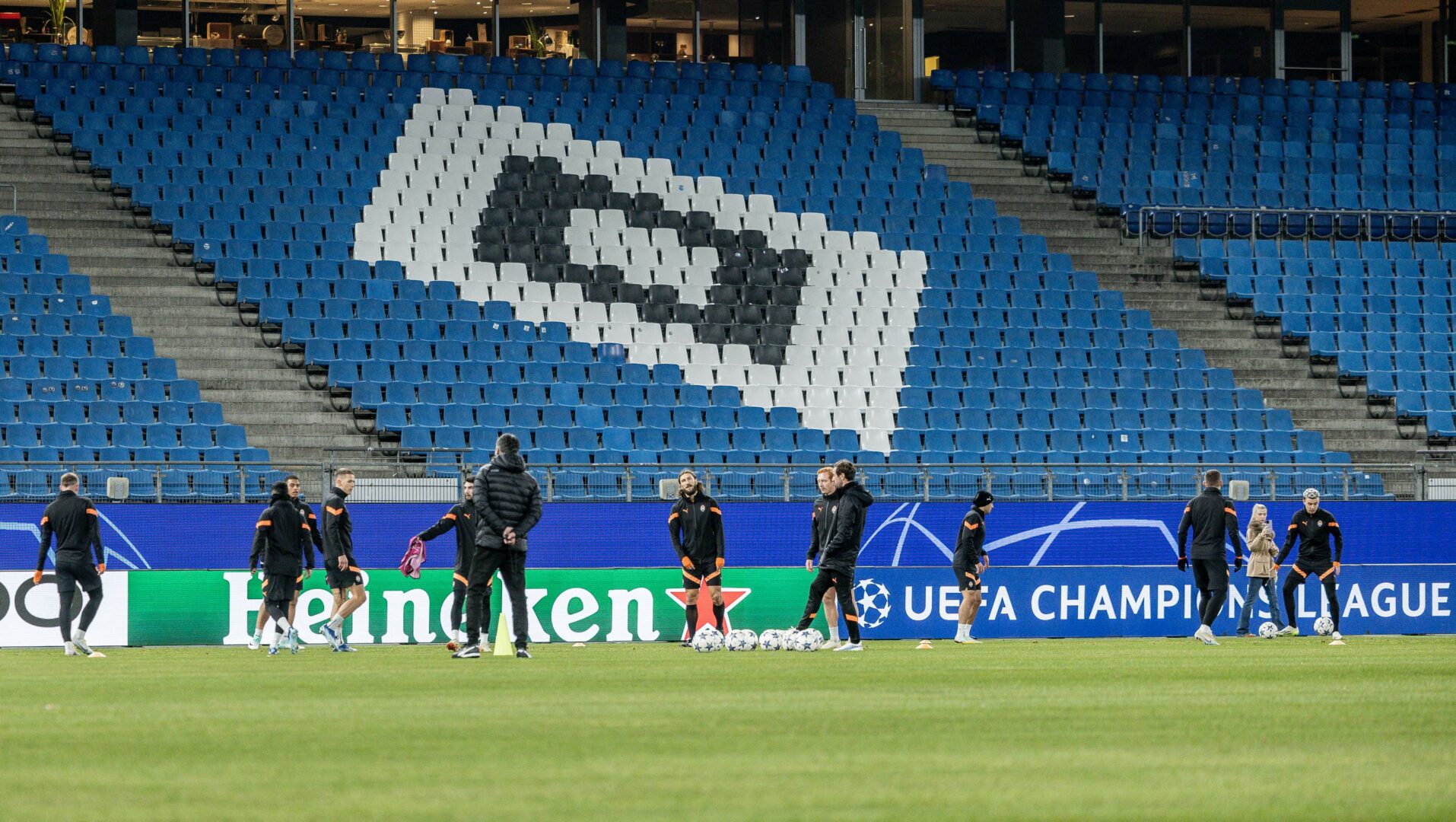 Das Training von Schachtar Donezk im Hamburger Volksparkstadion vor dem Duell mit dem FC Barcelona in der Champions League