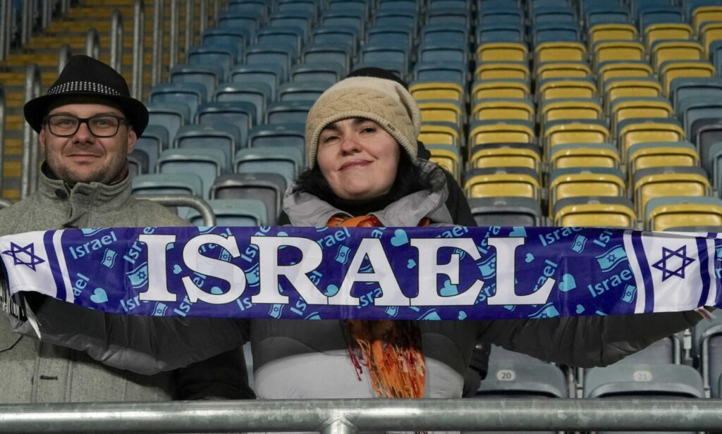 Polen und Israel absolvierten eine gemeinsame Schweigeminute.
