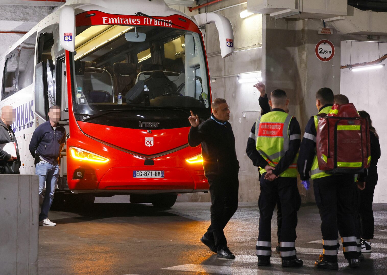 Am 29. Oktober attackierten Marseille-Anhänger den Mannschaftsbus von Olympique Lyon mit Steinwürfen.