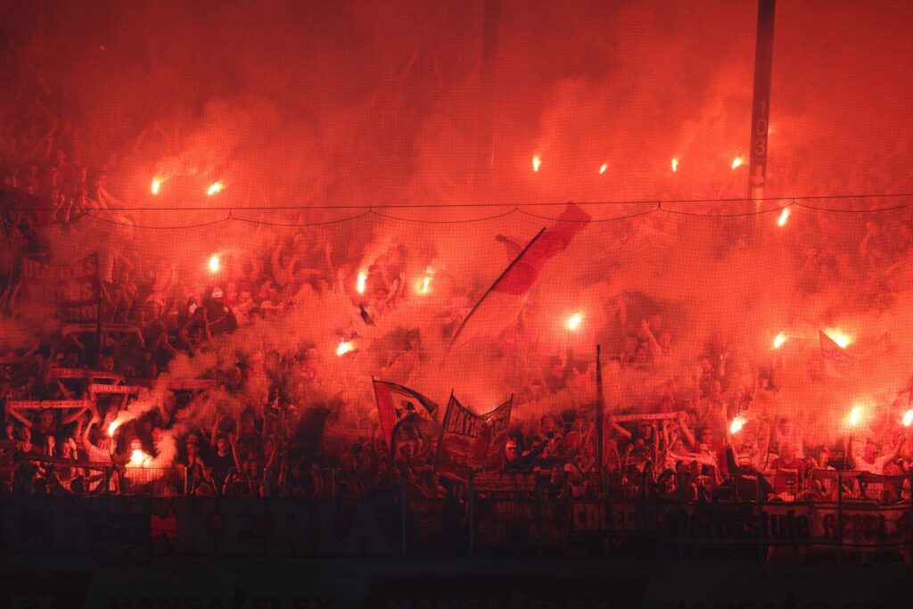 Fans des FC Bayern München setzten Pyrotechnik ein.