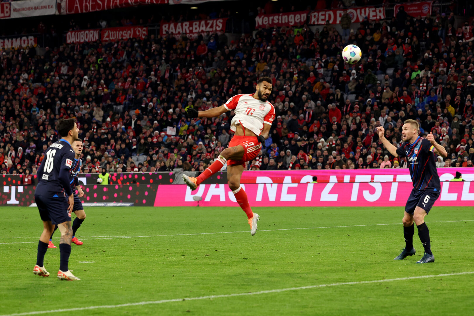 Bundesliga: Der FC Bayern setzt sich vorerst an die Spitze.