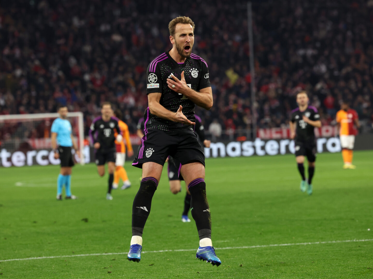 Bayern-Stürmer Harry Kane feiert ein Tor.