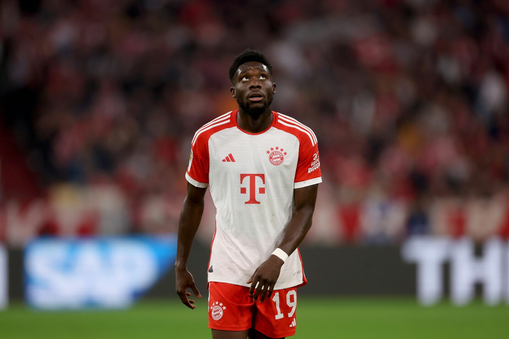 Was passiert mit Alphonso Davies?