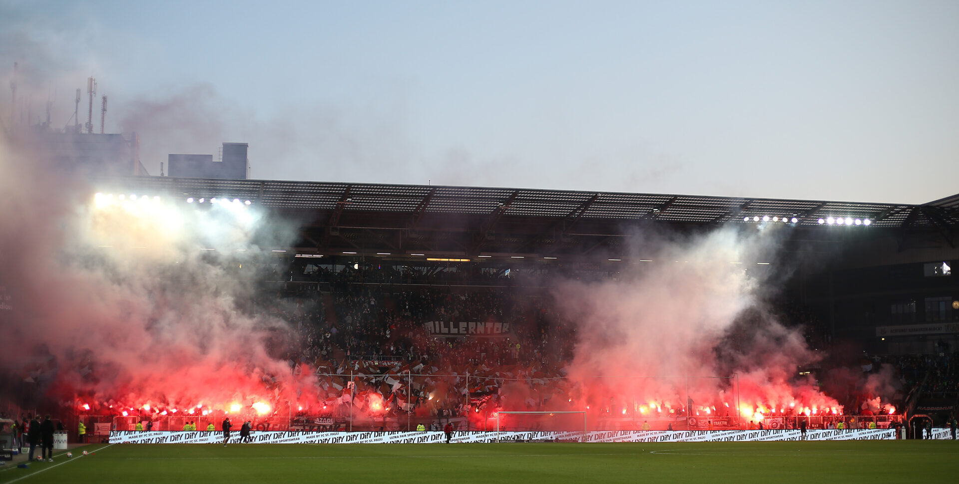 Bei Pyrovergehen: DFB plant keine Bestrafung durch Geisterspiele