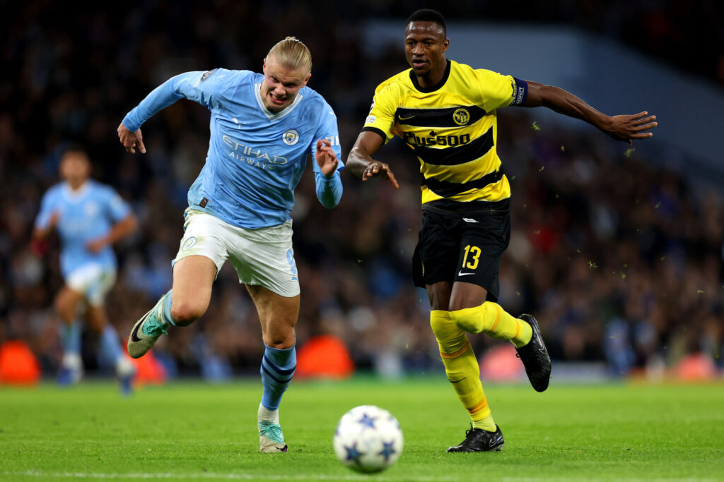 Erling Haaland (l.) und BSC-Kapitän Mohamed Ali Camara im Zweikampf.
