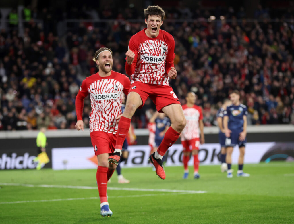 Freiburg-Angreifer Röhl freut sich über ein Tor in der Europa League.