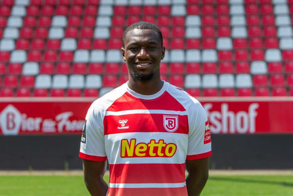 Agyemang Diawusie im Trikot von Jahn Regensburg