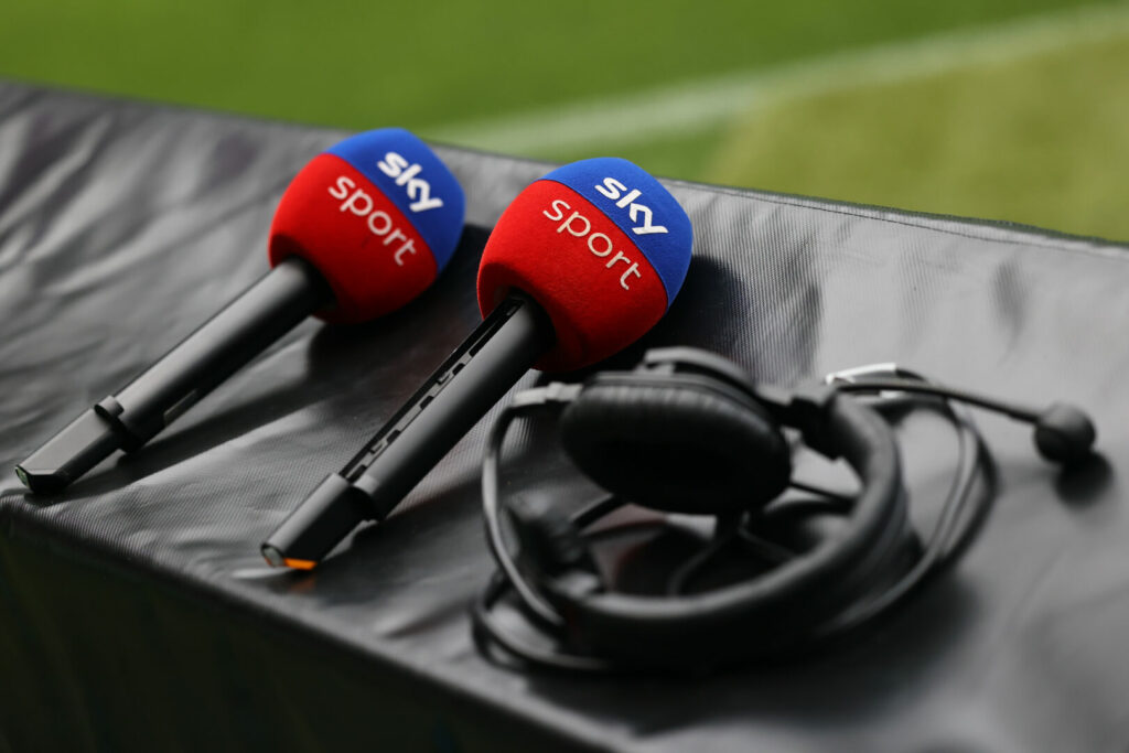 Mikrofone von Sky. Der TV-Sender überträgt aktuell die Spiele der DFL
