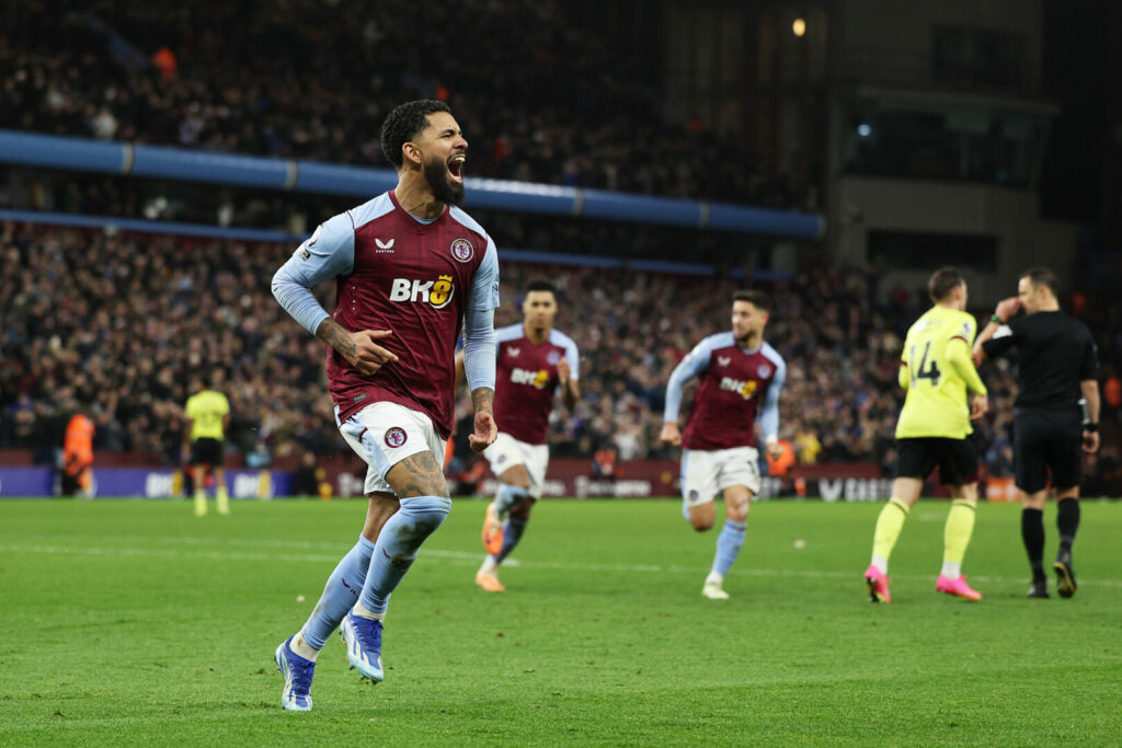 Premier League: Aston Villa gewinnt in Überzahl.