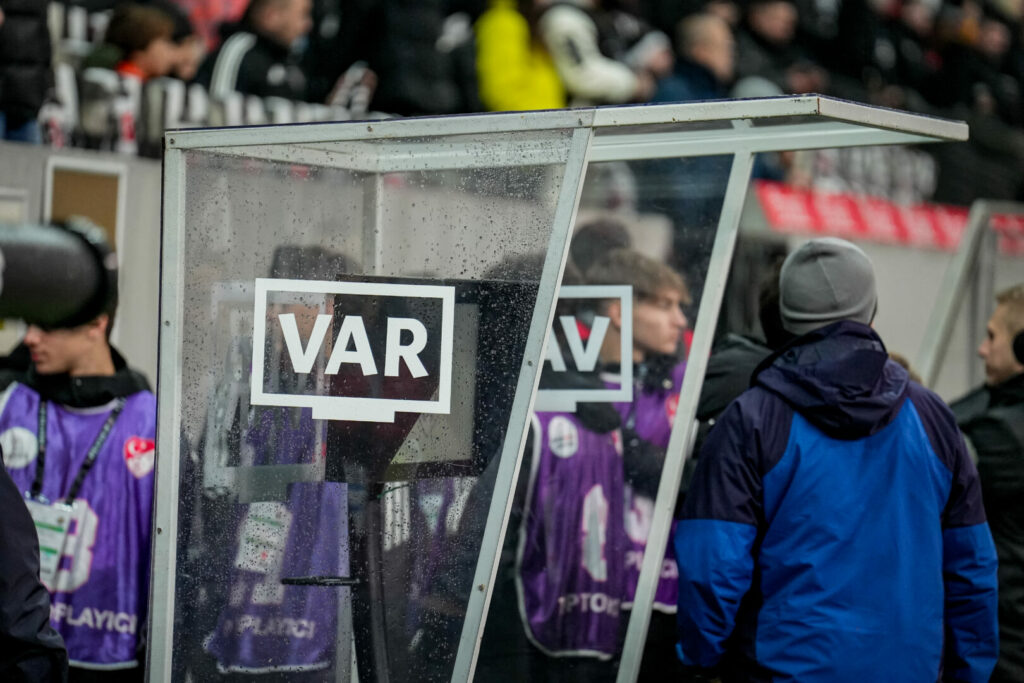 VAR-Kabine in einem Stadion der Süper Lig