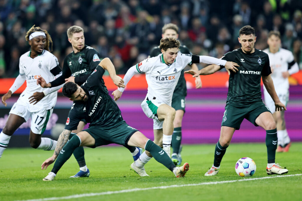 gladbach-Profi Rocco Reitz setzt sich gegen mehrere Werder-Spieler durch.