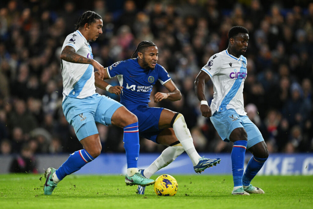 Drei Tage nach Heiligabend empfing der FC Chelsea den Stadtrivalen Crystal Palace zum Duell West-London gegen Süd-London. Dank eines späten Treffers von Noni Madueke durften sich die Blues über drei extrem wichtige Punkte freuen.