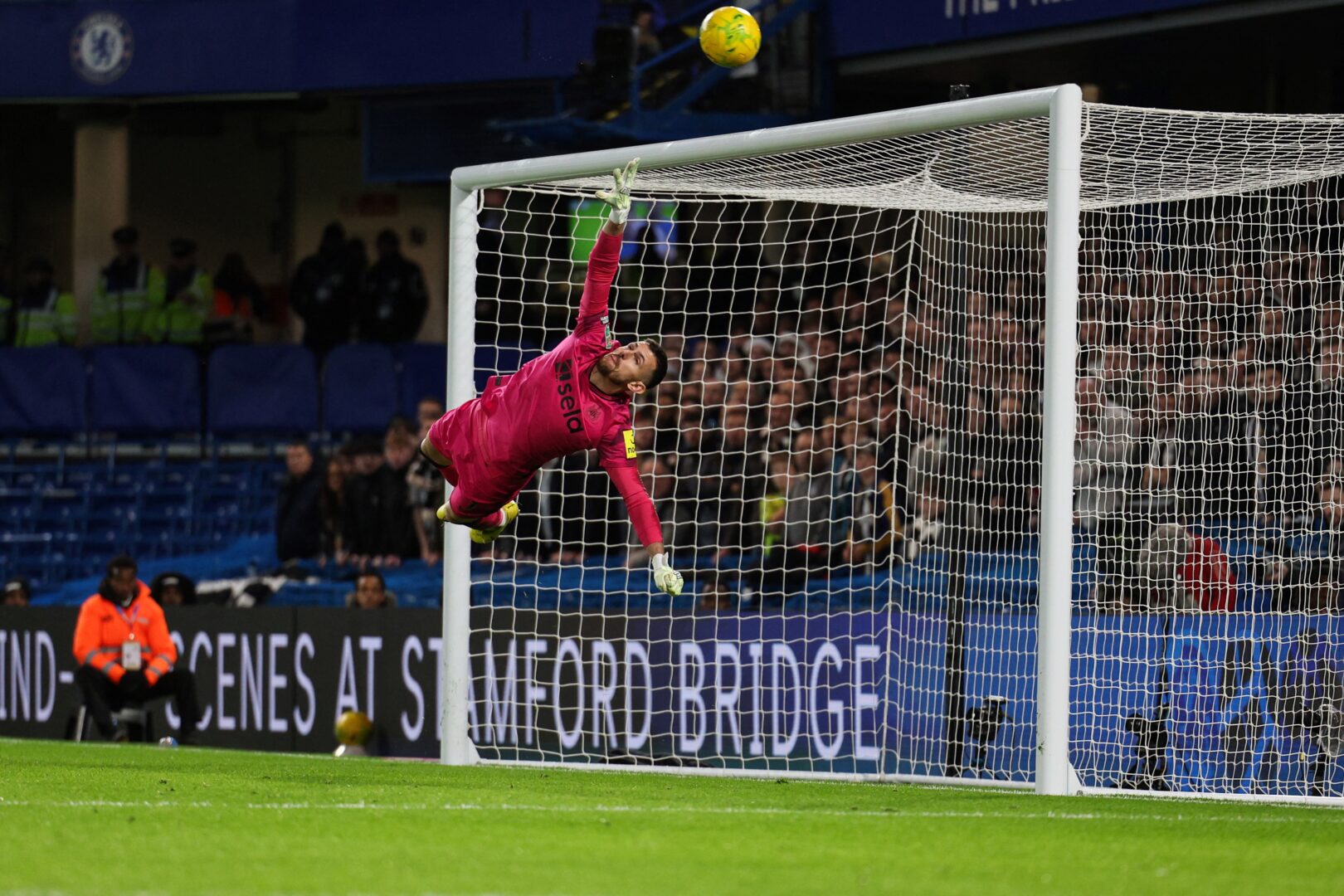 Chelsea-Fan geht auf Newcastle-Keeper Dubravka los – Polizei ermittelt