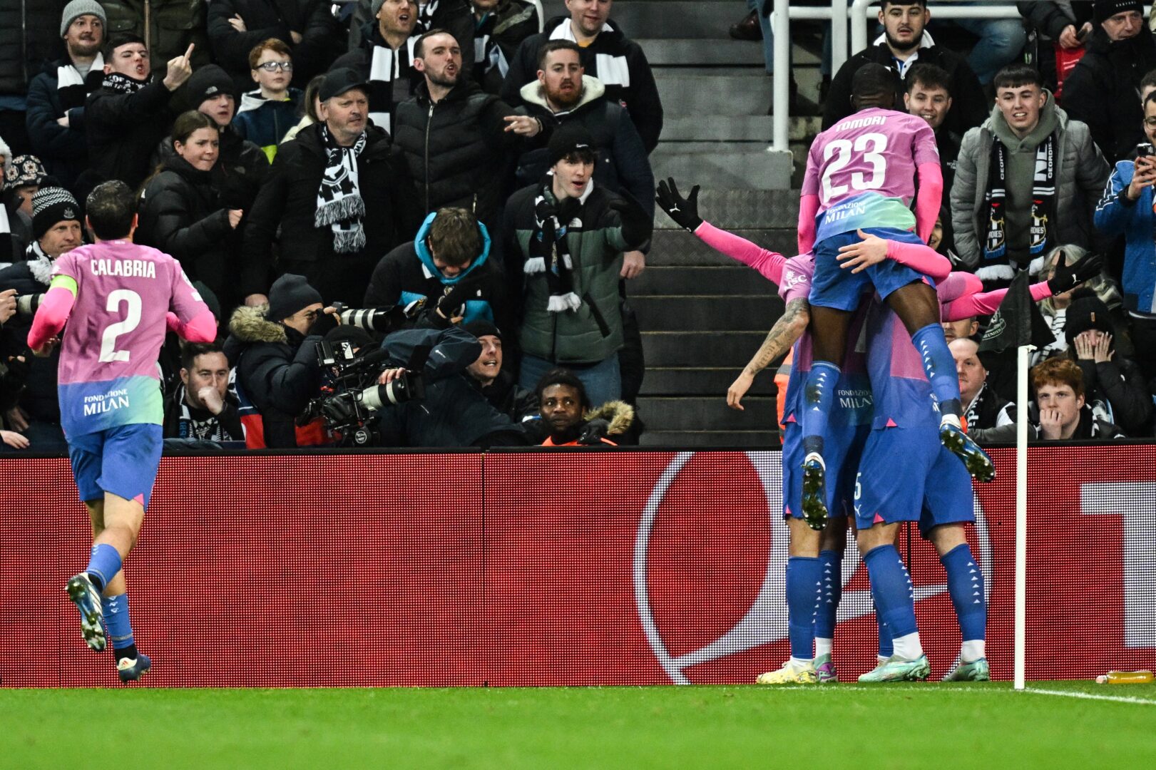 Champions League: Milan rettet Platz drei – Antwerpen schlägt desolates Barca