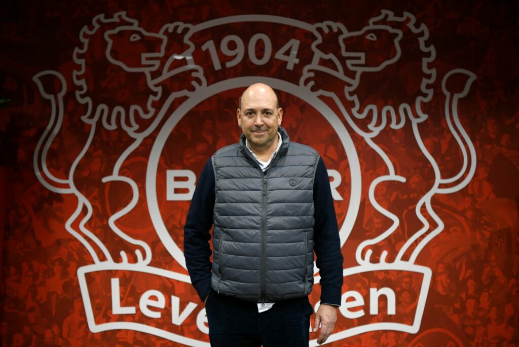 Bayer 04 Leverkusen pflügt momentan durch die Bundesliga und steht nach sechzehn Spieltagen noch ungeschlagen an der Tabellenspitze. Geschäftsführer Fernando Carro hat sich nun zu einem möglichen Gewinn der Meisterschaft geäußert.