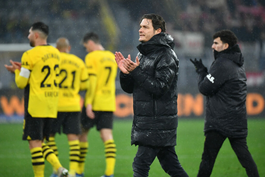 Edin Terzic applaudiert den BVB-Fans