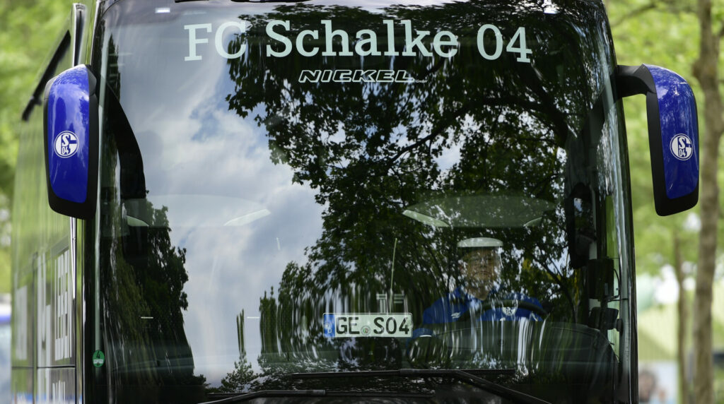 Der Mannschaftsbus des FC Schalke 04.