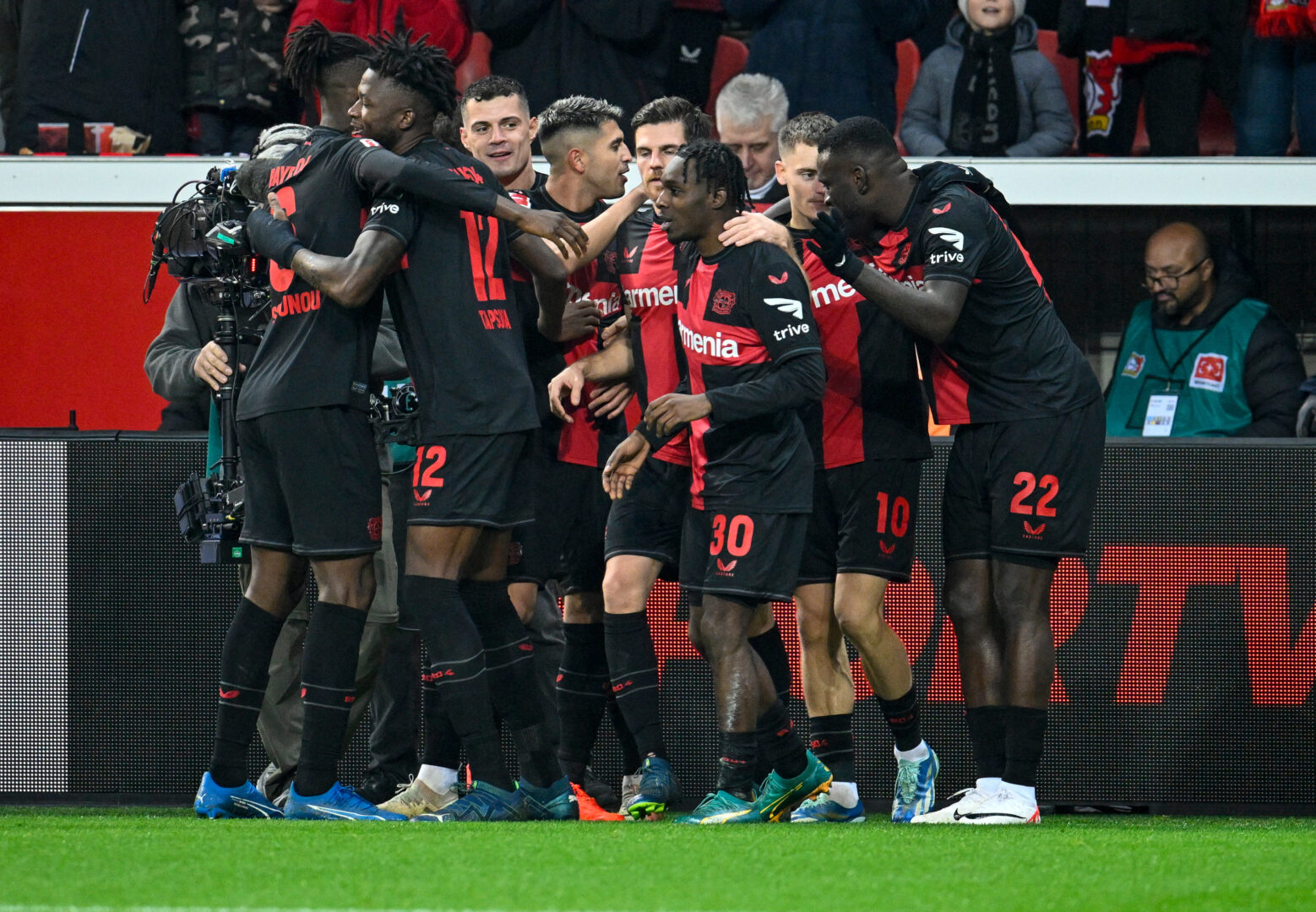 Bundesliga: Bayer Leverkusen überwinter an der Tabellenspitze.