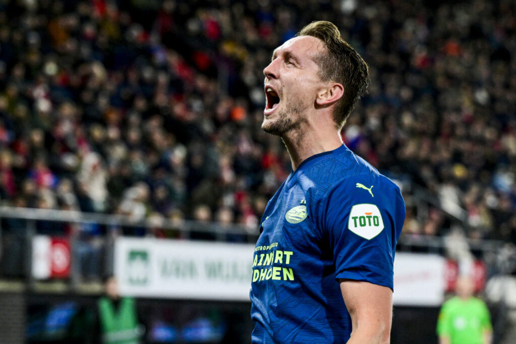 PSV Eindhoven schlägt AZ Alkmaar.