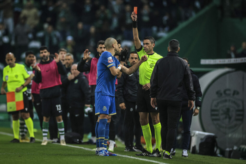 Porto-Routinier Pepe sieht gegen Sporting die rote Karte.