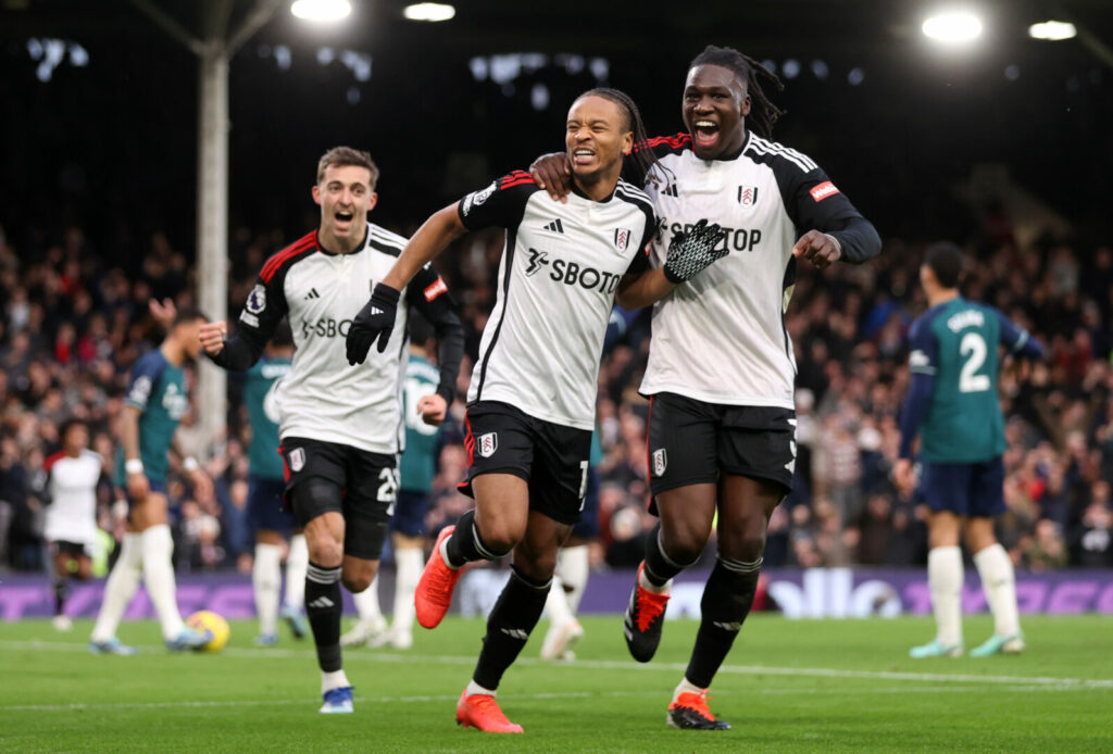 Die Spieler des FC Fulham feiern den 2:1-Führungstreffer gegen den FC Arsenal