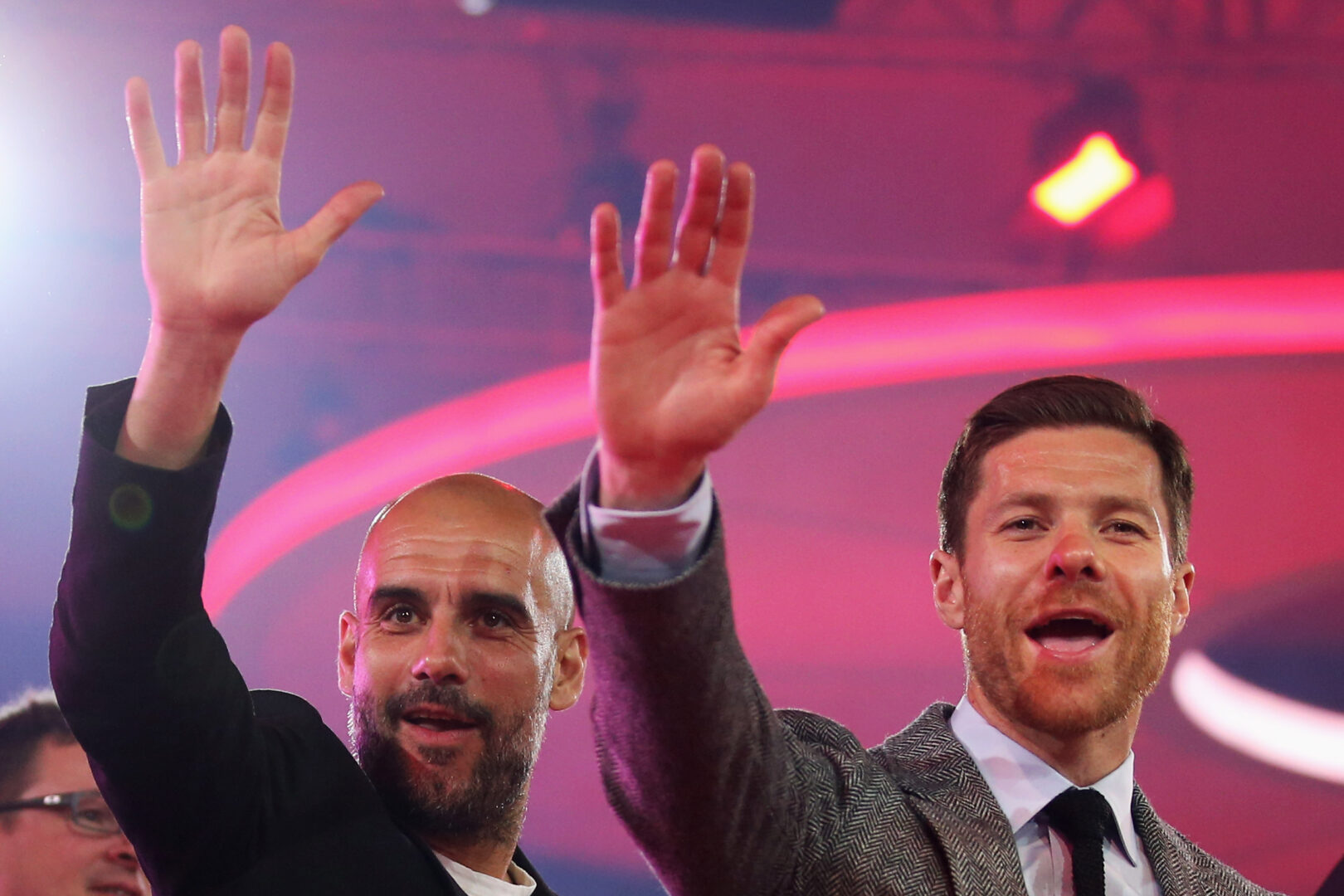 Pep Guardiola und Xabi Alonso während ihrer gemeinsamen Zeit beim FC Bayern 2016. Beide sind bei den 90PLUS-Jahresawards Kandidaten für den Trainer des Jahres 2023.