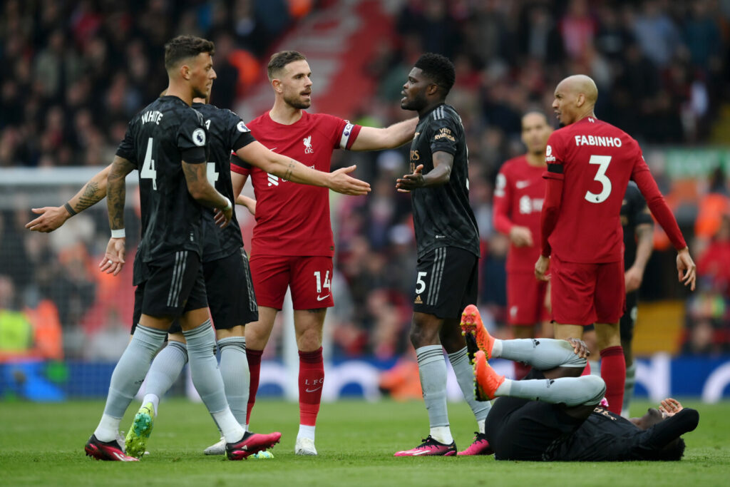 In der Premier League duellieren sich der FC Arsenal und der FC Liverpool.