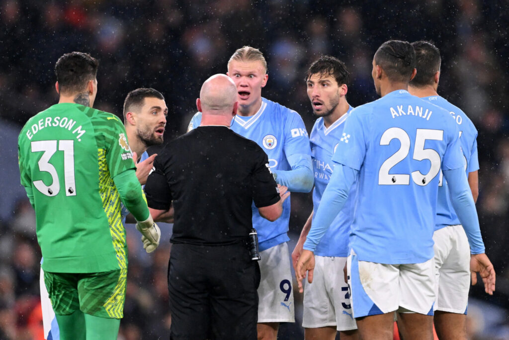 90PLUS-Ticker: Heftige Proteste seitens der Spieler von Manchester City.