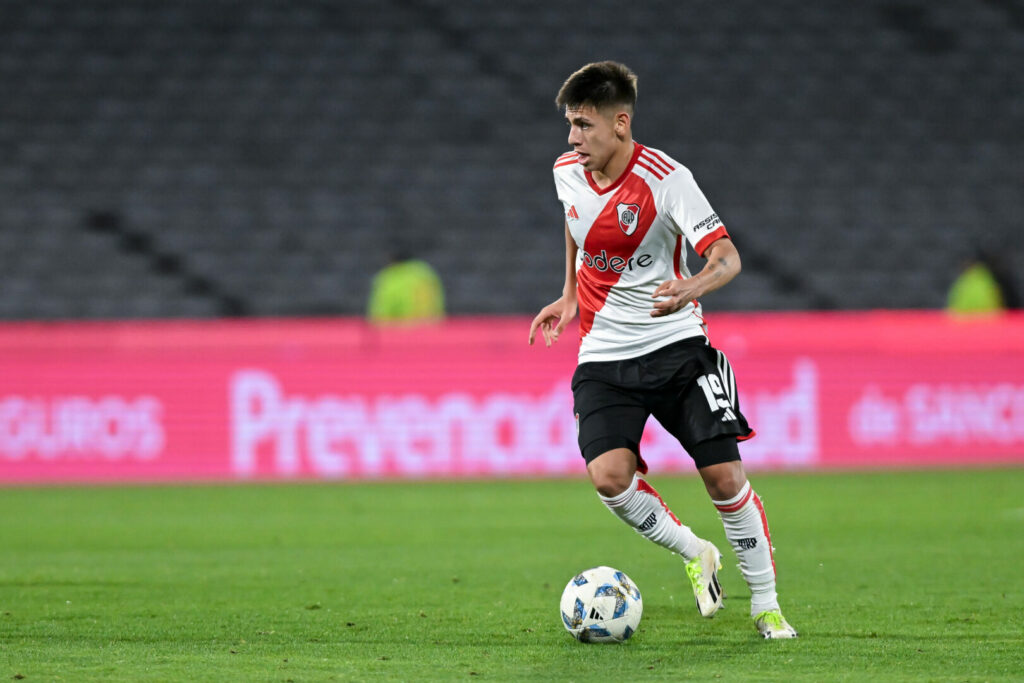 Bei der U17-WM in Indonesien machte ein junger Argentinier von River Plate auf sich aufmerksam: Claudio Echeverri. Nun wechselt der Offensivspieler zu Manchester City. 