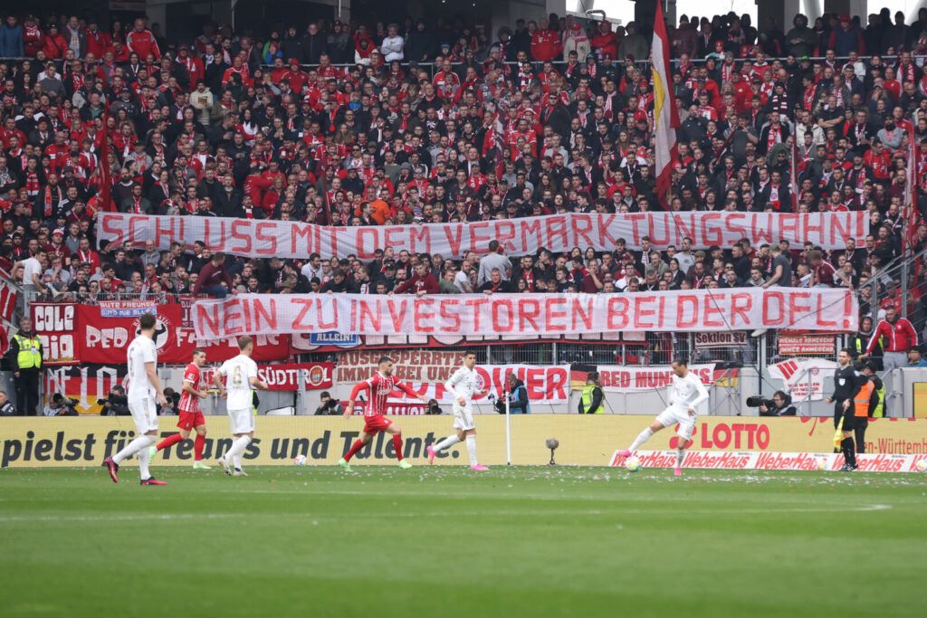Fans von Bayern München protestieren gegen den geplanten Deal der DFL