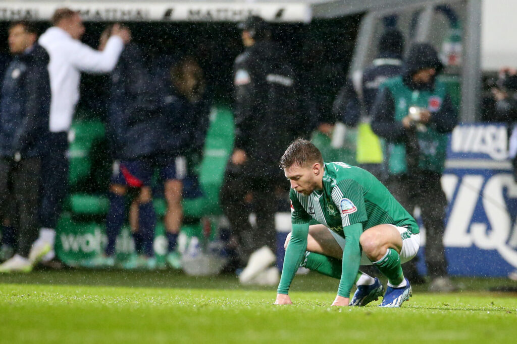 Seit dem erfolgreichen Wiederaufstieg in die Bundesliga 2021/2022 ist Mitchell Weiser bei Werder Bremen eine feste Größe. Doch im Sommer läuft der Vertrag des Rechtsverteidigers aus. Bleibt er oder geht er?