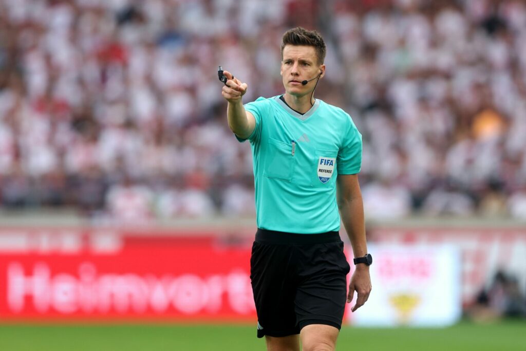 Daniel Siebert kontert Edin Terzic.