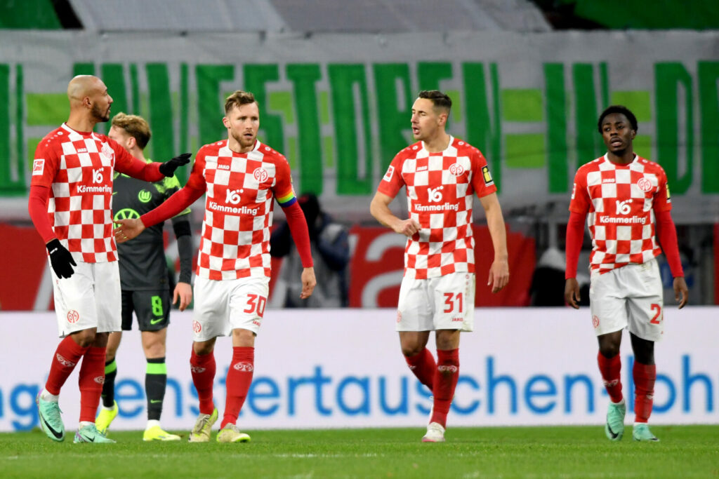 Die äußerst harschen Witterungsbedingungen in Teilen Deutschlands haben auch ihr erstes Fußball-Opfer gefordert. So wird das Freitagabendspiel zwischen dem 1. FSV Mainz 05 und dem 1. FC Union Berlin nicht wie geplant stattfinden können.