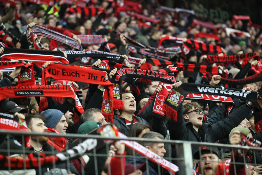 Der Deutsche Fußball Bund (DFB) hat Tabellenführer Bayer 04 Leverkusen für ein diskriminierendes Banner seiner Anhängerschaft zur Verantwortung gezogen. Die Werkself wurde zu einer Geldstrafe in Höhe von 18.000 Euro verdonnert. 
