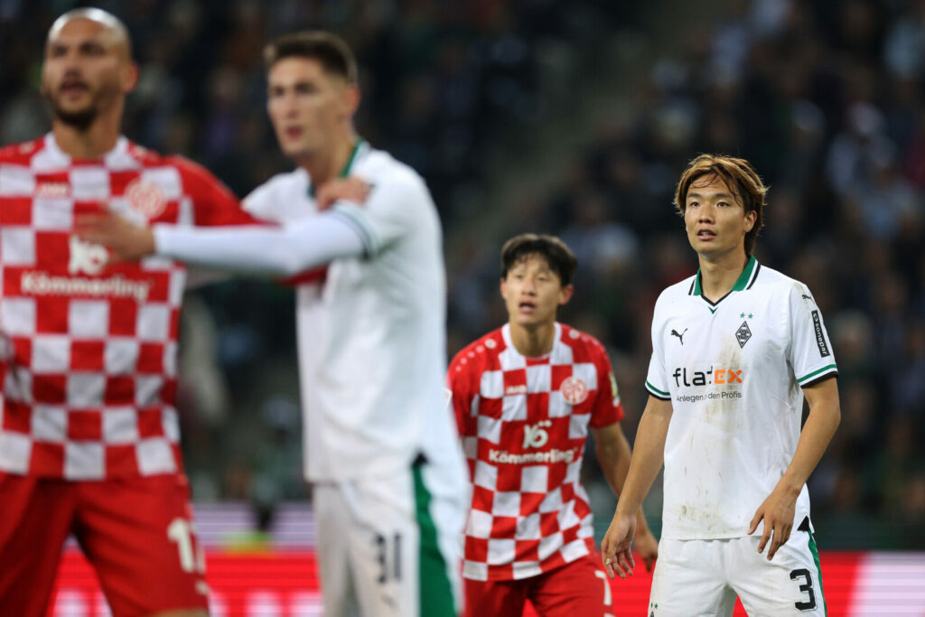 Ko Itakura (rechts) im Trikot von Borussia Mönchengladbach