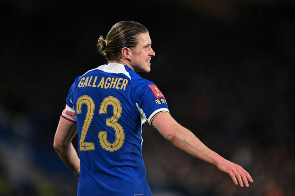 Conor Gallagher könnte den FC Chelsea kurz vor Ende der Transferphase noch verlassen. Medienberichten zufolge wollen die Spurs einen weiteren Anlauf beim Mittelfeldspieler wagen.