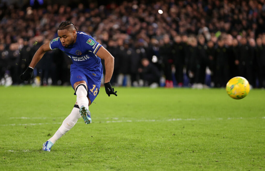 Seit Mai 2022 ist der FC Chelsea mittlerweile im Besitz eines Investorenkollektivs um Todd Boehly. Die Eigentümerschaft des US-Amerikaners ist bisher vor allem ein teures, aber wenig erfolgreiches Unterfangen. Doch Besserung könnte in Sicht sein.